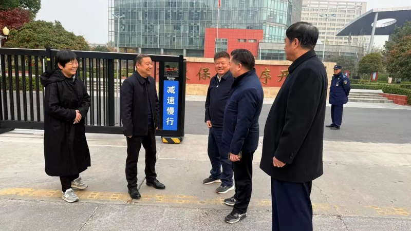 1979552179263766528.jpg 04122754ag0f.jpg