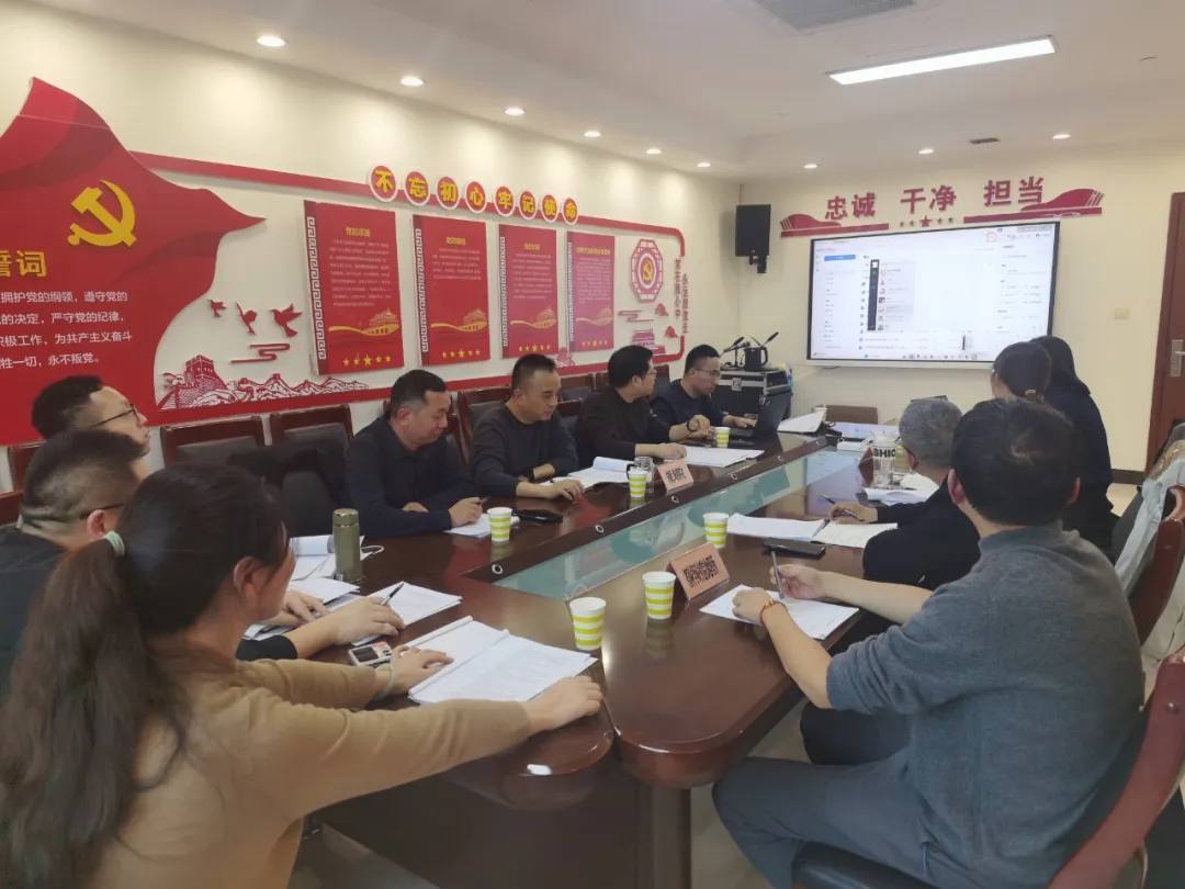 1979553058817703936.jpg 0316440208co.jpg