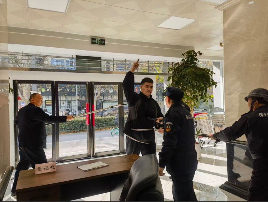 1998940987710246912.jpg 2.jpg